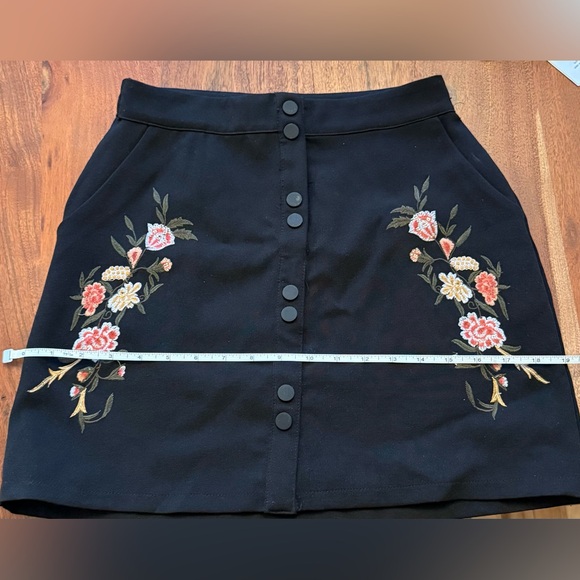 3/$25✨Vintage Black Floral Embroidered High-Waisted Mini Skirt – with pockets - Picture 11 of 12